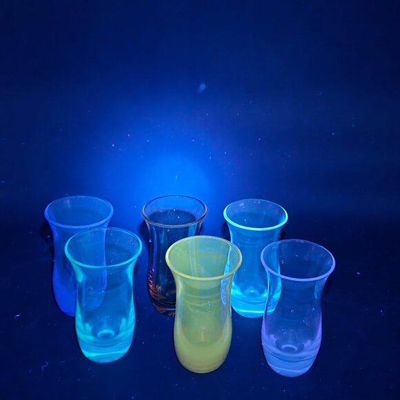 Retro Vintage Multi Coloured Shot Glasses | Glows Under UV Light | Set of 6 - Picture 1 of 5